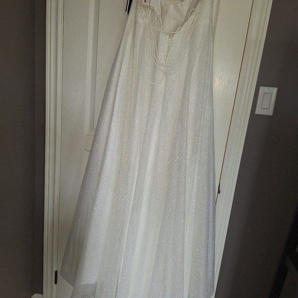 Beautiful Brand New Wedding Dress, NWT, Never worn - Picture 15 of 16